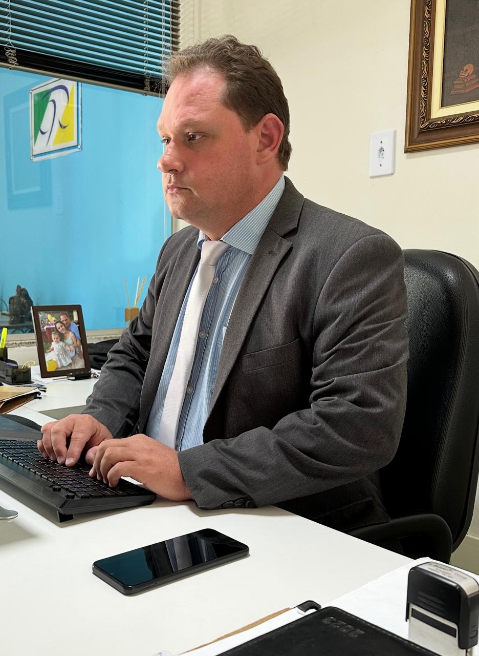 Dr. Givanildo no escritório de advocacia previdenciária